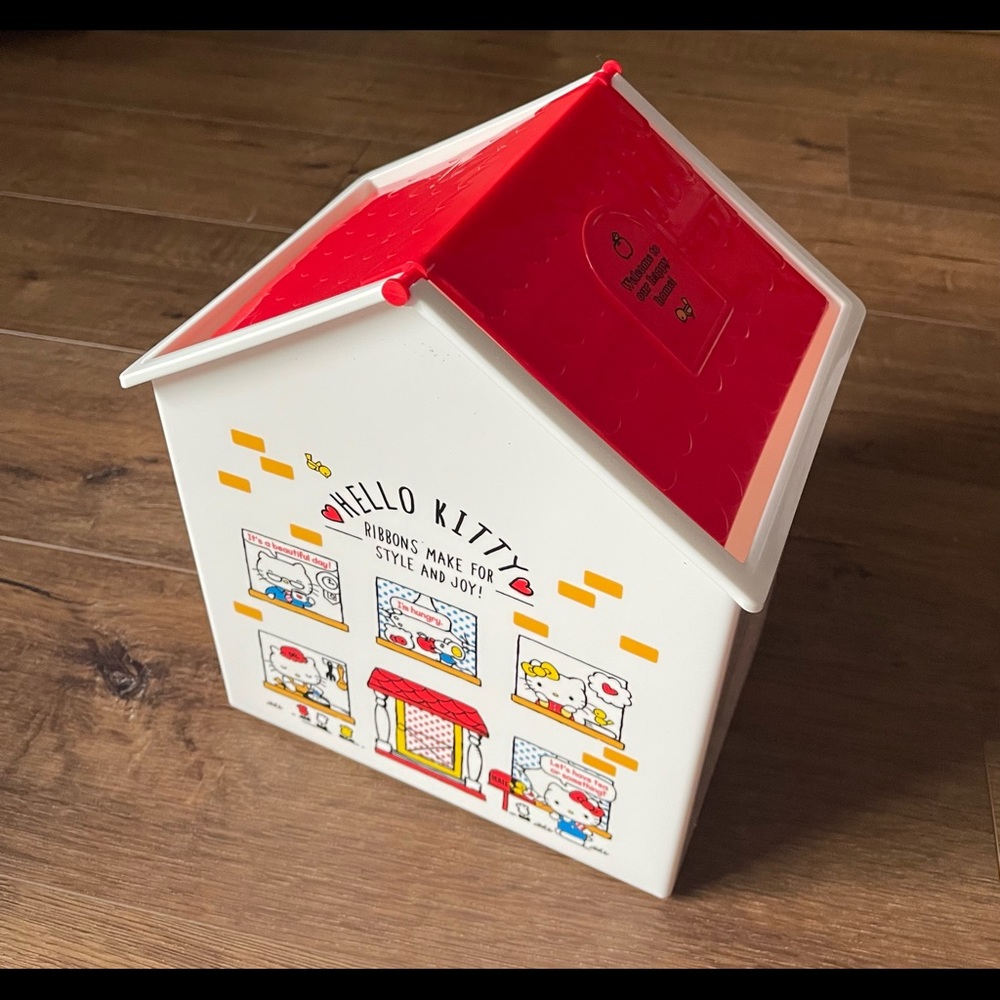 One Left! HELLO KITTY-NWT Plastic House Storage Container